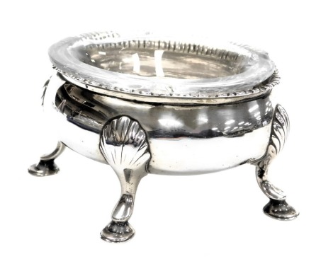 A George III silver oval salt, with a clear glass liner, raised on four hoof feet, Robert Hennell I, London 1772, 2.66oz.