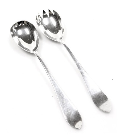 A pair of George V silver salad servers, Birmingham 1911, 3.46oz.