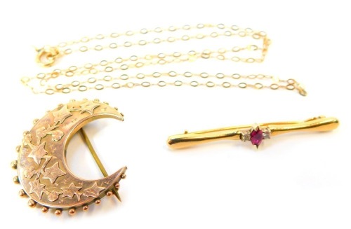 A group of 9ct gold jewellery, comprising a fine link 9ct gold chain, a 9ct gold crescent moon brooch, and a 9ct gold ruby and diamond bar set brooch, 5.7g all in. (3)