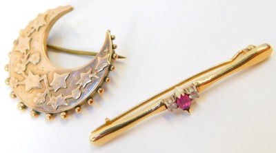 A group of 9ct gold jewellery, comprising a fine link 9ct gold chain, a 9ct gold crescent moon brooch, and a 9ct gold ruby and diamond bar set brooch, 5.7g all in. (3) - 3