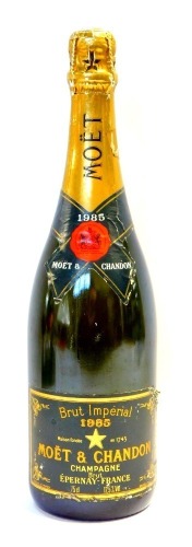 A bottle of 1985 Moet & Chandon champagne, 75cl.