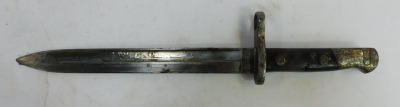 A Spanish Mauser 1893 pattern bayonet, inscribed Artilleria Fca de toledo, 1897 to the ricasso, with fullered blade, 25.5cm, with leather and steel scabbard. - 2