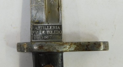 A Spanish Mauser 1893 pattern bayonet, inscribed Artilleria Fca de toledo, 1897 to the ricasso, with fullered blade, 25.5cm, with leather and steel scabbard. - 3