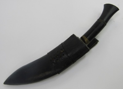 An Indian Kukri, with horn handle and curved steel blade, in leather scabbard, length of blade 24cm. - 3