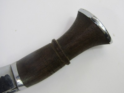 An Indian Kukri, with horn handle and curved steel blade, in leather scabbard, length of blade 24cm. - 4