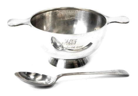 An Edward VII silver two handled quaich, inscribed AEJ September 9th 1928, of plain design, with matching spoon, Birmingham 1902, 4.46oz, in presentation Mappin and Webb case.