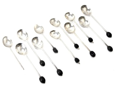 Eleven Edward VII and later silver coffee bean spoons, various dates, 2.81oz gross. (AF)