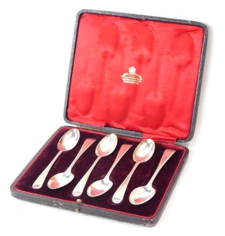 A set of six George V silver fiddle pattern teaspoons, each with a beaded edge, London 1913, 3oz, in fitted case.