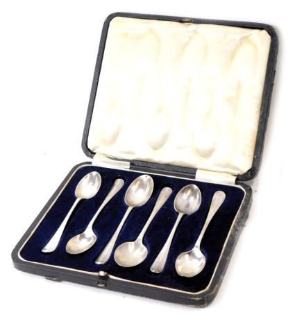 A cased set of six George V silver fiddle pattern teaspoons, maker JD&S, Sheffield 1921, 2.32oz, in fitted case.