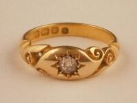 An 18ct gold engraved band