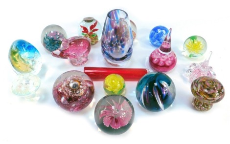 Art Glass vases, ornaments and paperweights, including a Caithness crystal weight, Selkirk weight, mushroom, a pig and other items. (1 tray)