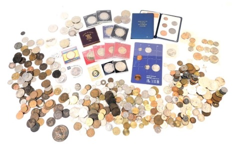 A group of collector's coins, comprising Queen Elizabeth Silver Jubilee crowns, Churchill crowns, pennies, halfpennies, Netherlands coin pack, etc. (1 tray)