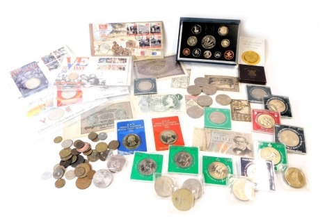 Collector's coins, comprising a Royal Mint 1998 coin pack, 50th Anniversary of D Day Landing first day cover, VE Day two pound first day covers, Churchill Liberation, Bank of England one pound note, small group of Middle Eastern banknotes, collectors crow