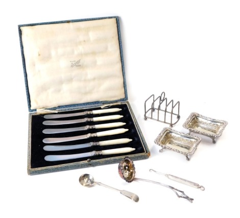 A pair of George V silver rectangular salts, each with a fluted and shell border, Birmingham 1925, silver plated toast rack, toddy ladle, button hook, spoon, and a cased set of plated and mother of pearl handled butter knives, in presentation case, weigha