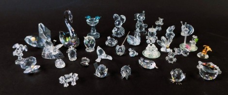 A group of Swarovski and Swarovski style crystal animals, to include swan, bird table, chicks, palm trees, mouse, etc. (1 tray)