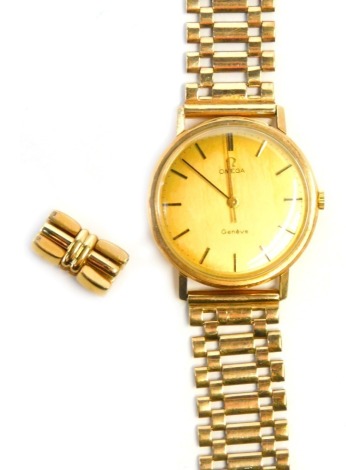 An Omega gentleman's 9ct gold wristwatch, with a gold finish baton dial, 3cm wide, on a two bar bracelet, 42g all in, with additional links for another watch.