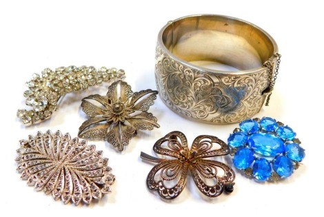 Costume jewellery and effects, to include a hammered silver bangle, filigree silver flower brooch, drop earrings, spray ferns, etc. (a quantity)