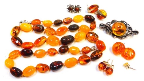 Amber jewellery, comprising a Baltic amber necklace, two pairs of earrings, loose earrings, and a bar brooch.