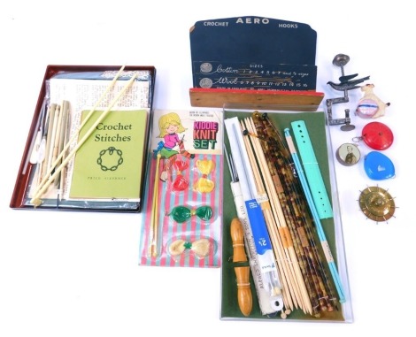 A group of sewing and knitting related items, to include bone knitting needles, wooden needle case, bone and other croquet hooks, novelty tape measures, hummingbird clamp, an Aero croquet hook stand, etc.