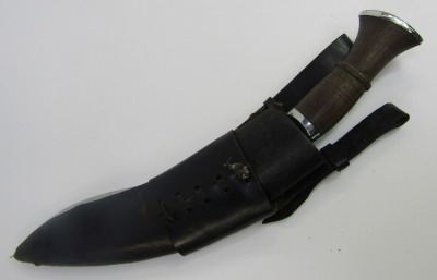 An Indian Kukri, with wooden handle, on curved steel blade, in leather scabbard (AF), length of blade 28cm. - 3