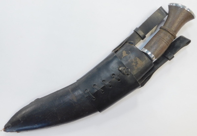 An Indian Kukri, with wooden handle, on curved steel blade, in leather scabbard (AF), length of blade 28cm. - 4