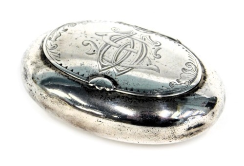 A Victorian silver snuff box, oval shaped with hinged lid, with engine engraved decoration bearing the initials S.W, London 1892, 6cm diameter, 1.09oz.