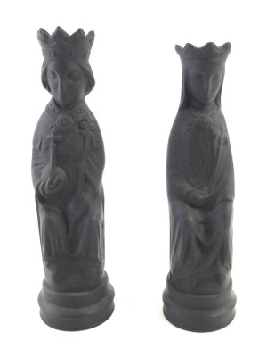 A pair of Wedgwood black Jasperware chess figures, king and queen, boxed, 14.5cm high, and 13.5cm high respectively.