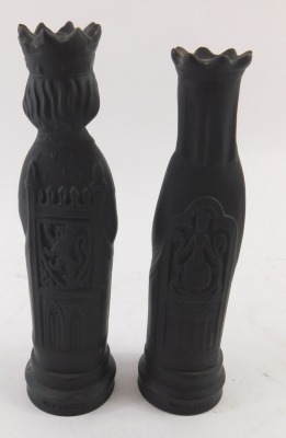 A pair of Wedgwood black Jasperware chess figures, king and queen, boxed, 14.5cm high, and 13.5cm high respectively. - 5