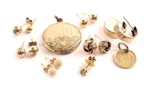 9ct gold and other jewellery, comprising a pair of 9ct gold knot studs, a pair of textured gold studs, a 9ct gold front and back locket, various loose studs, etc., some marked, 13.7g all in.