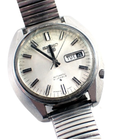 A Seiko automatic twenty one jewel gent's wristwatch, with a silvered coloured dial and date aperture, numbered 135563, on expanding stainless steel strap, the dial 3cm diameter.