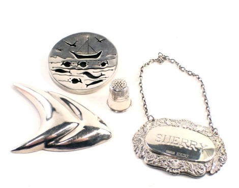 Silver jewellery etc, comprising a silver thimble, a George V silver sherry label, a ship design circular brooch, with seagulls, fish, and boat, stamped sterling taxco, 4.5cm diameter, and a similar wave design brooch, formed as two arches on single pin b