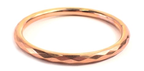 A George V hammered 9ct gold bangle, 8cm diameter, maker HG&S, Chester 1924, 11.8g.