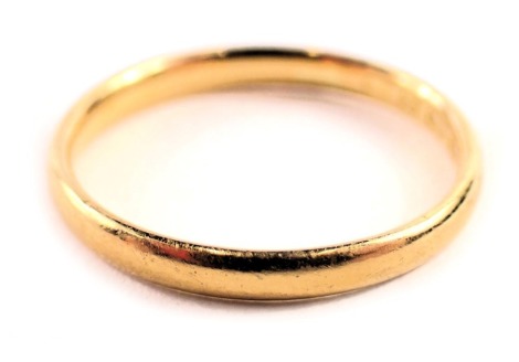 A 22ct gold thin wedding band, of plain design, ring size O, Birmingham 1947, 2.4g.