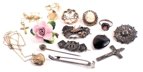 A group of assorted costume jewellery, comprising Victorian silver Mizpah brooch, 4cm wide, a circular drum brooch, 3cm wide, white metal unmarked, a riding crop brooch, 6cm wide, white metal stamped 925, a garnet and silver dress ring, a tiger's eye hear