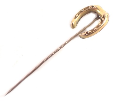 A horse shoe stick pin, the horse shoe on steel pin, yellow metal stamped 9ct, and a small yellow metal part chain, 2.4g all in. (2, AF)