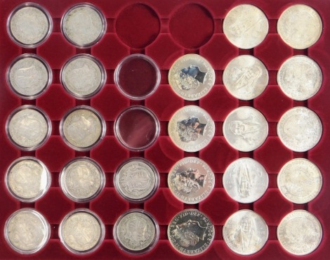 A group of collectors coins, comprising Elizabeth II two pound coins, Edward VII half crowns, 1978 pesos, United States dollars, etc. (1 case)