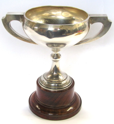  A George V silver trophy cup, the winged handles with applied Australia map, inscribed Australia Window Display Competition, Conducted Among the Branches to the Lowestoft Cooperative Society Ltd, First Prize Won by Bridge Road Branch Oulton Broad, 3rd Ju - 2