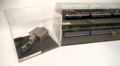 Four diorama models relating to railways, to include a British Rail Bassetlaw diesel locomotive, circa 1960 built in Doncaster, British Rail diesel DMU multiple unit circa 1970, etc. (4) - 2