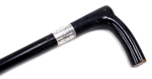 An early 20thC ebony walking cane, with a silver band stamped London 1922, 90cm long.