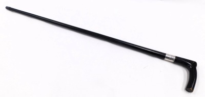 An early 20thC ebony walking cane, with a silver band stamped London 1922, 90cm long. - 2