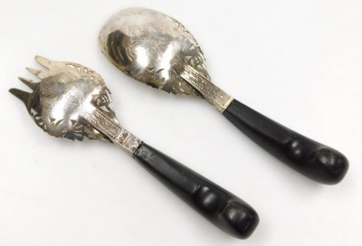 A Malaysian serving fork and spoon set, white metal, chased and pierced with stylised flowers and dragons, with curved horn handles, 21cm long. - 3