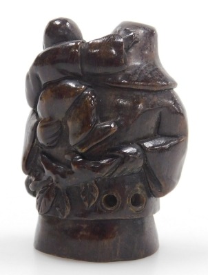 A contemporary Japanese style hardwood netsuke, carved as an elderly man with a boy upon his shoulder, 5cm high. - 3