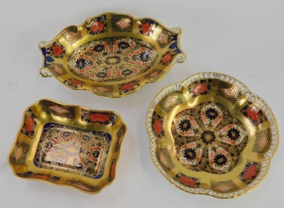 Three Royal Crown Derby Old Imari porcelain trinket dishes, each gold ground, pattern 1128, comprising dish with rectangular shaped form, 9.5cm wide, flower head form, 11cm diameter, and shaped oval two handled dish, 13.5cm wide, each boxed. - 2