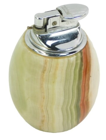 A Blitz onyx table lighter, with metal fitting, 11cm high.