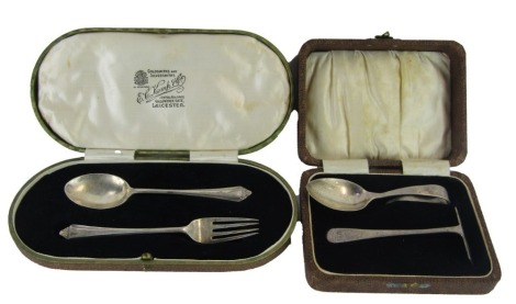 A George V silver child's pusher and spoon, bearing the initials AW, Birmingham 1929, 0.97oz, cased, and a child's fork and spoon, Sheffield 1929, 1.12oz, cased. (2)