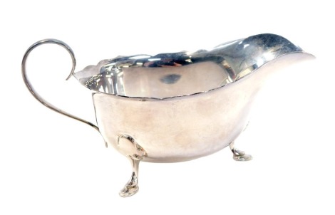 An Elizabeth II Mappin and Webb silver sauce boat, on three hoof feet, Sheffield 1984, 4.14oz.