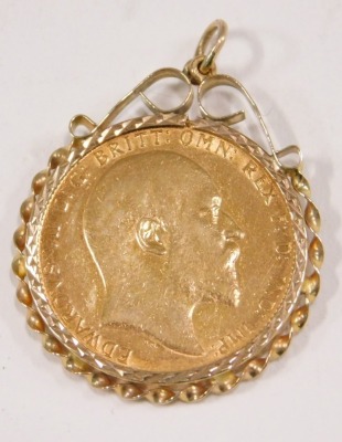 An Edward VII full gold sovereign pendant, dated 1910, in a 9ct gold twist work pendant mount, 9.1g all in. - 2