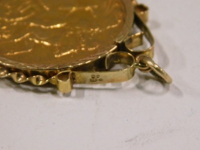 An Edward VII full gold sovereign pendant, dated 1910, in a 9ct gold twist work pendant mount, 9.1g all in. - 3