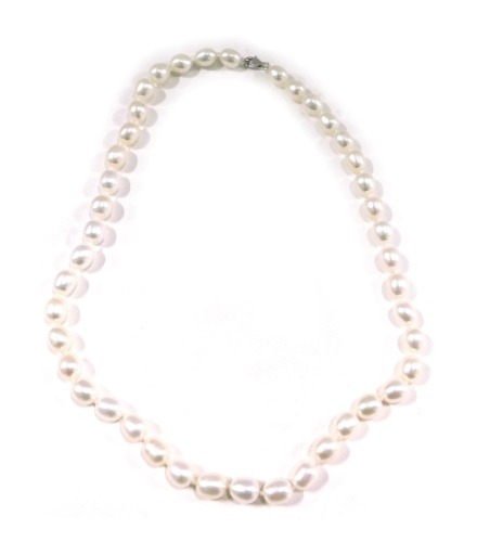 A pearl necklace, with white lustre finish beads, on a knotted string strand, of varying sizes, the largest 10mm wide, the smallest 6mm wide, on a white gold clasp, stamped 750, 44cm long, 37.5g all in.