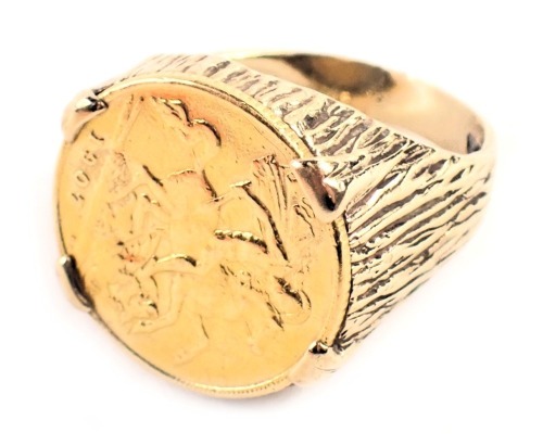 A replica Edward VII half gold sovereign dress ring, the replica coin dated 1907, in rubbed bark effect yellow metal band stamped 9ct, ring size Q½.